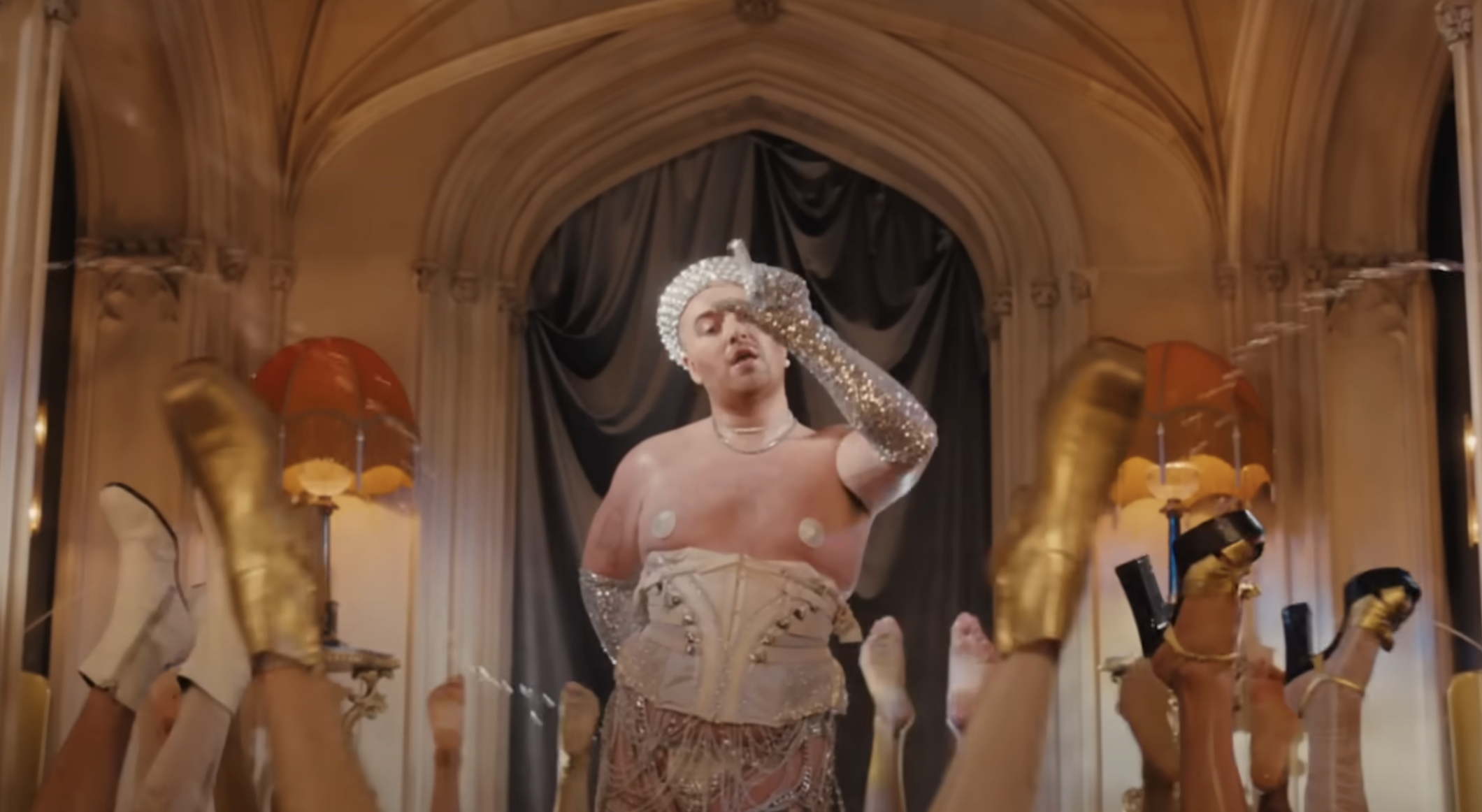 От Джей Ло до Doja Cat. 10 голливудских звезд, которых одевал Иван Фролов: повторите эти образы